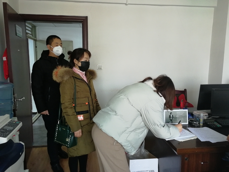 返岗职工有序排队领取防疫物资_副本 返岗职工有序排队领取防疫物资_副本